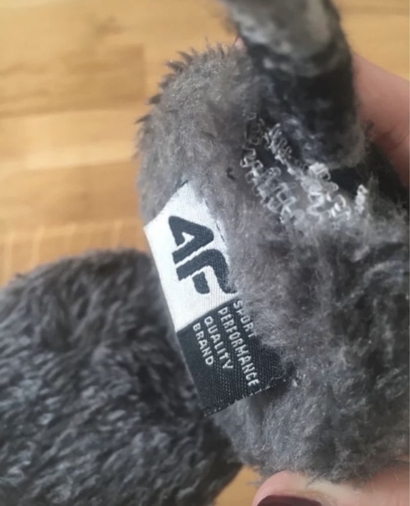Ciepłe szare nauszniki 4F