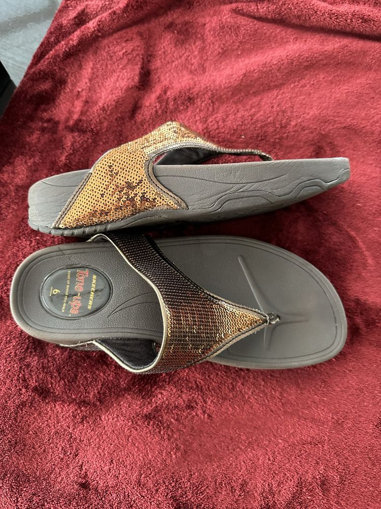 SKECHERS Tone Ups ,klapki damskie