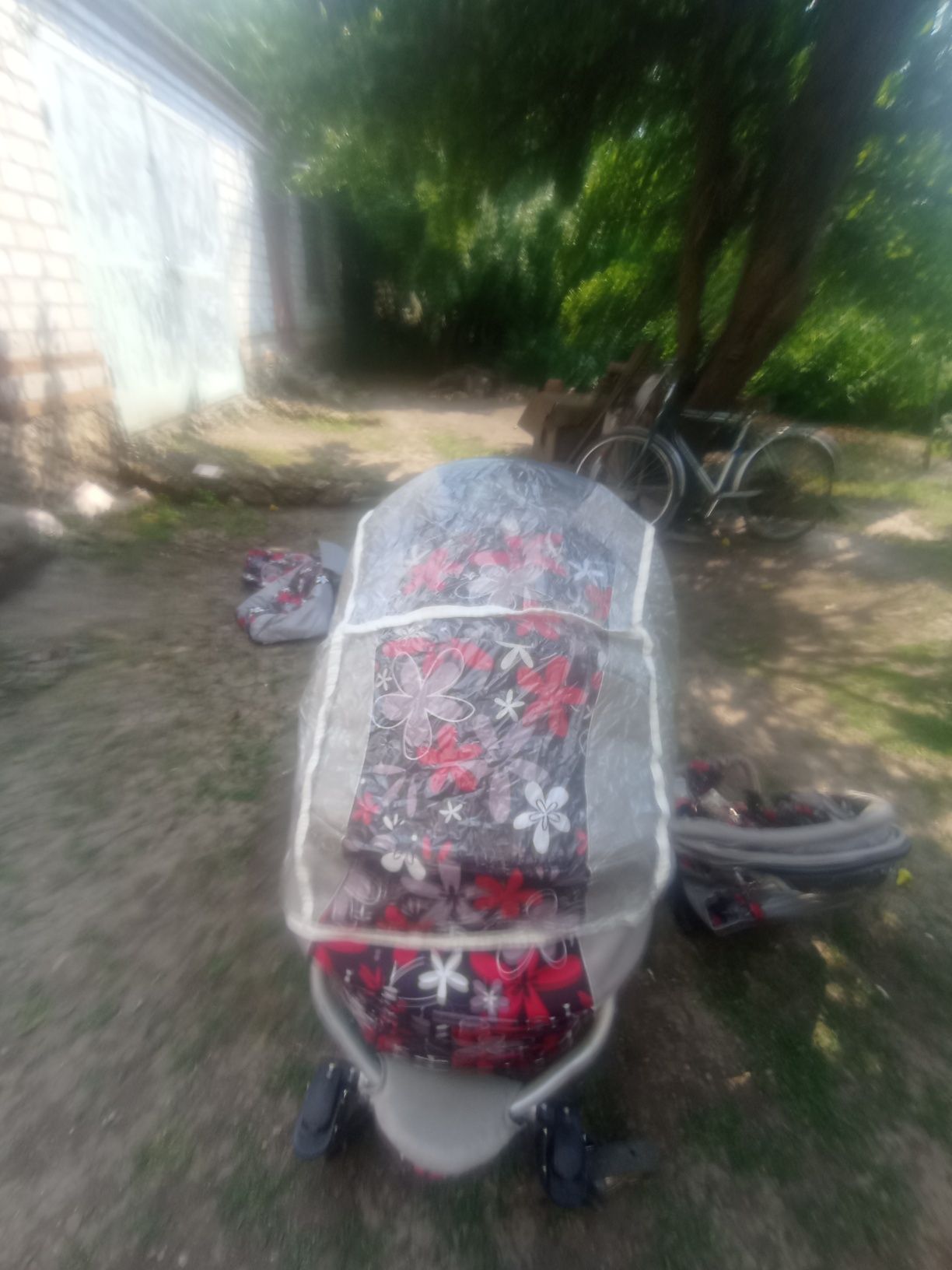 Коляска з квітками