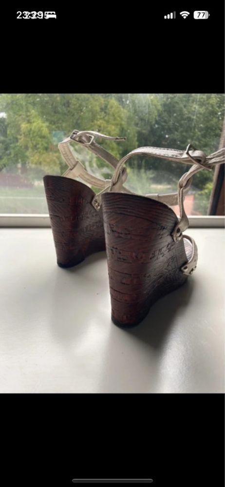 buty na koturnie