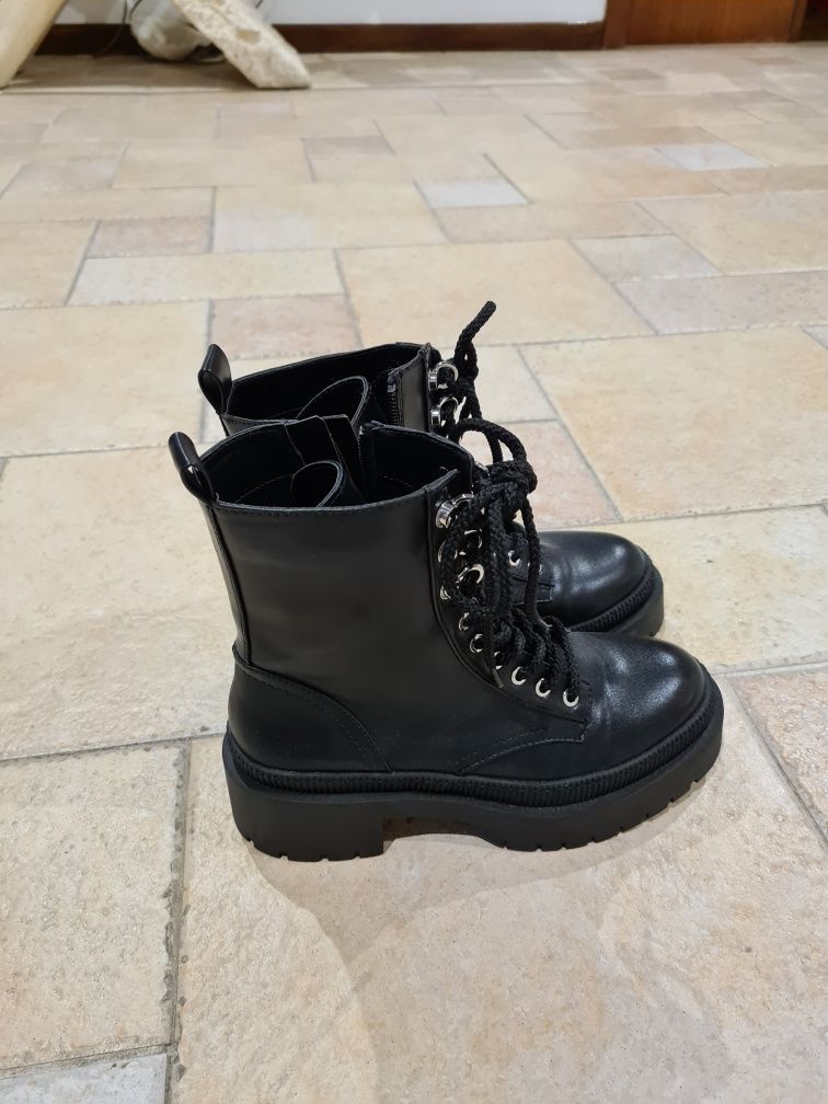 Botas pretas parfois