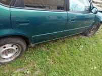 drzwi corolla e11 5 d zielone czerwone