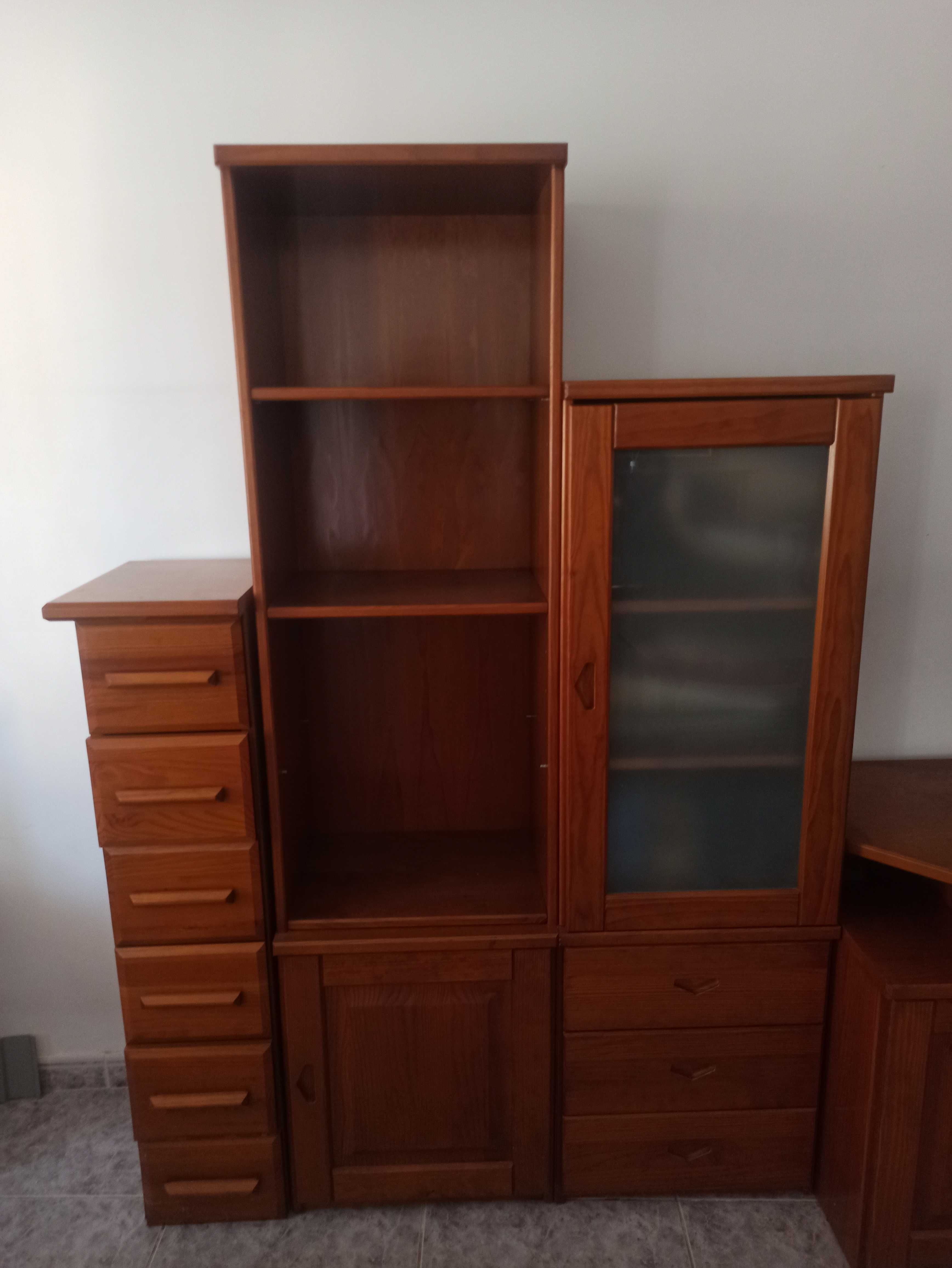 Móvel de sala com vários módulos.