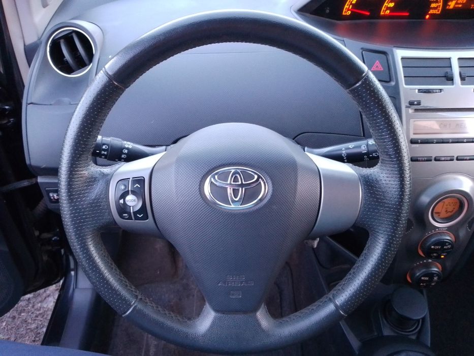 Продаю TOYOTA Yaris в гарному стані.