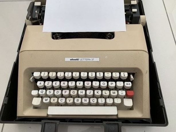 Máquina de escrever Olivetti Lettera 37