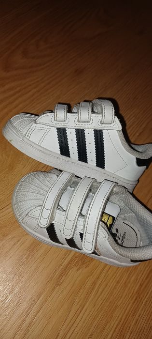 Vendo sapatos de criança