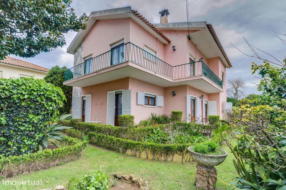 Moradia T5 na Rinchoa, num terreno enorme, e próxima da A16 !
