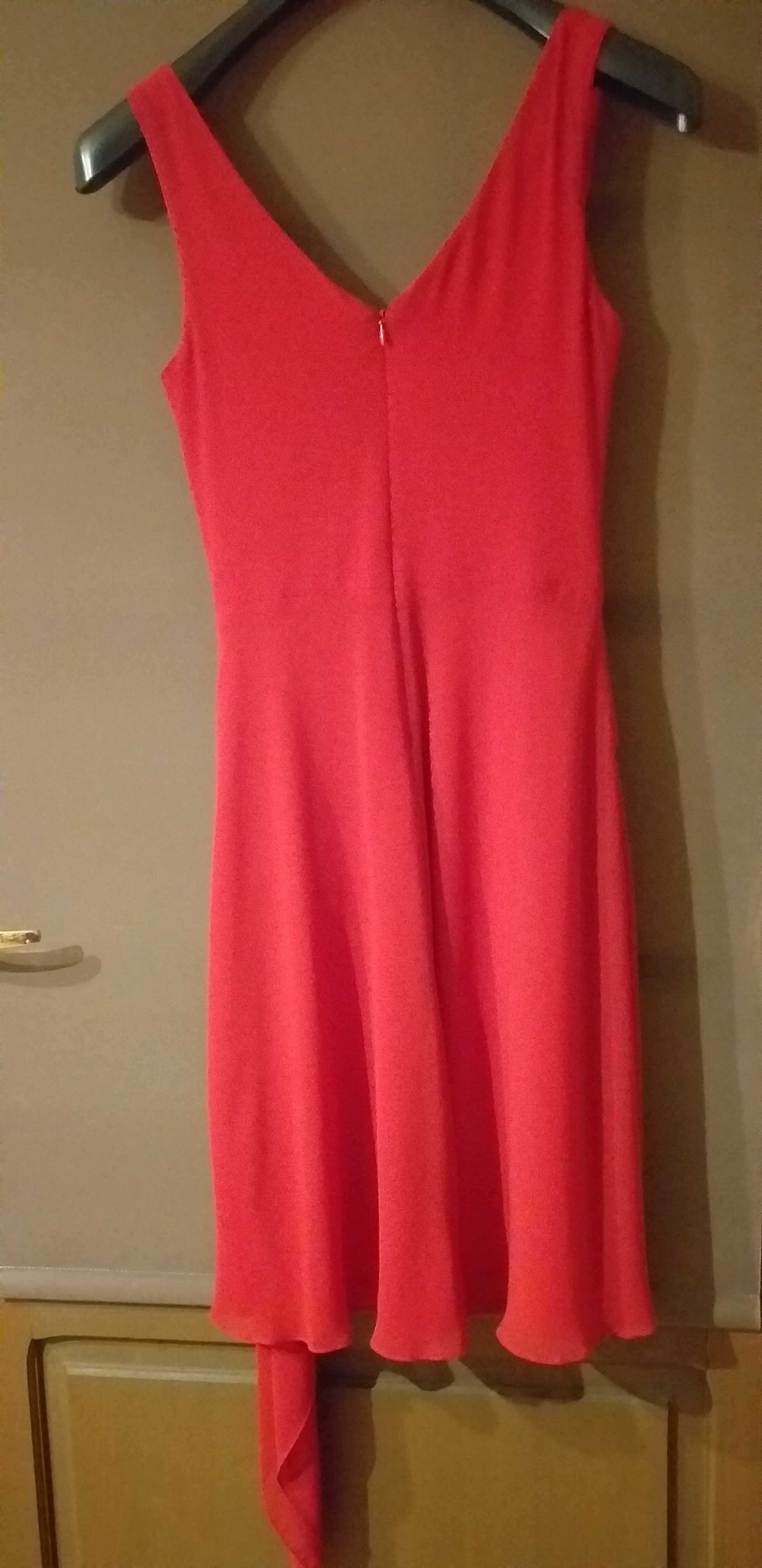 Elegancka czerwona sukienka z szalem