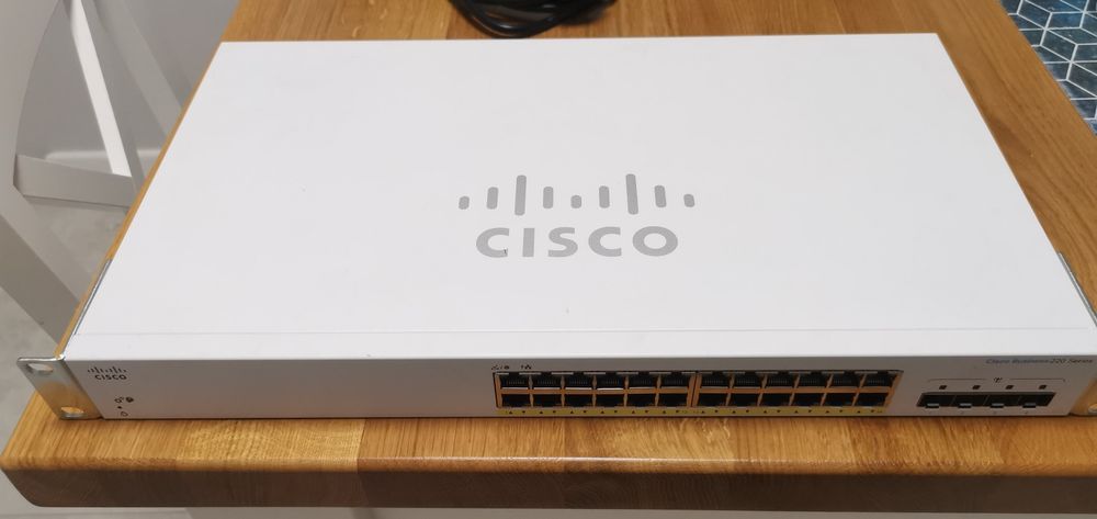 Switch cisco CBS220-24P-4G zarządzalny gigabit poe sfp rack