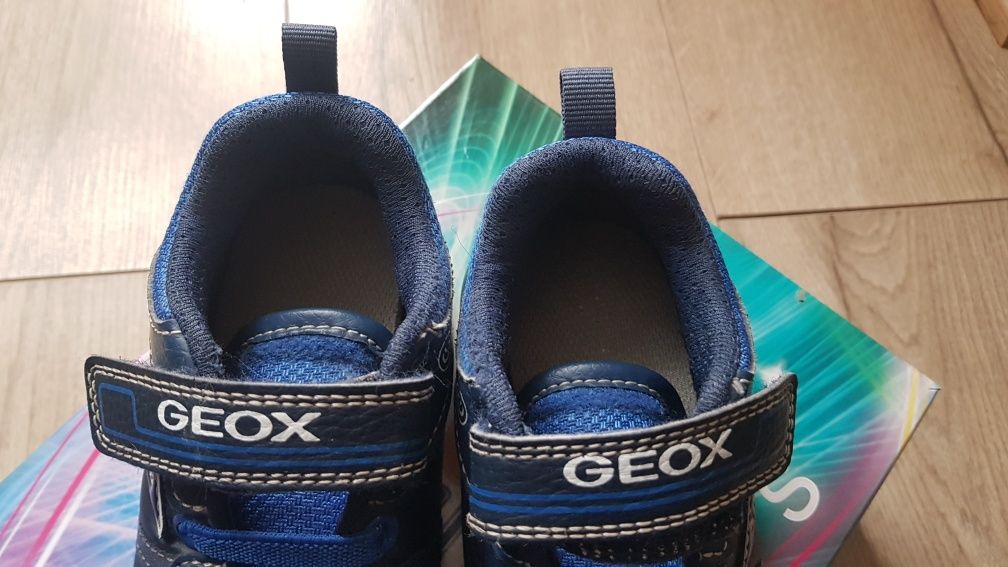 Buty dziecięce chłopięce oryginalne Geox świecące rozmiar 27