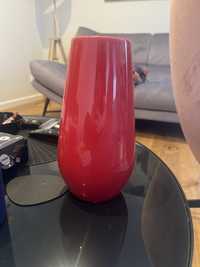 Czerwony wazon ceramiczny