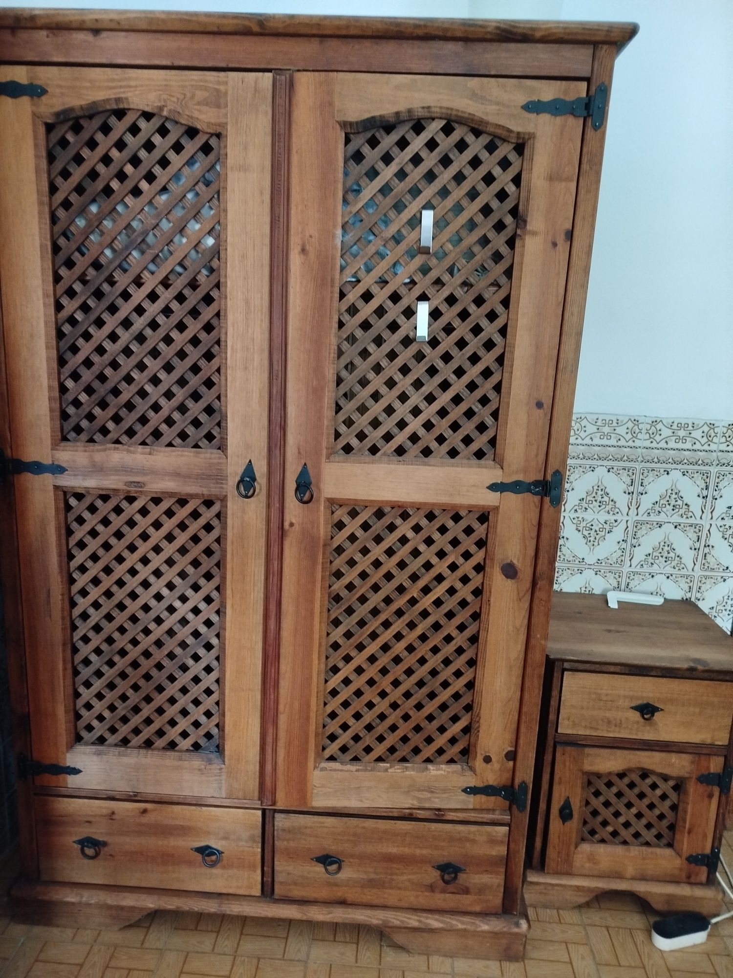 Conjunto completo de quarto rústico, com cama de casal 300€