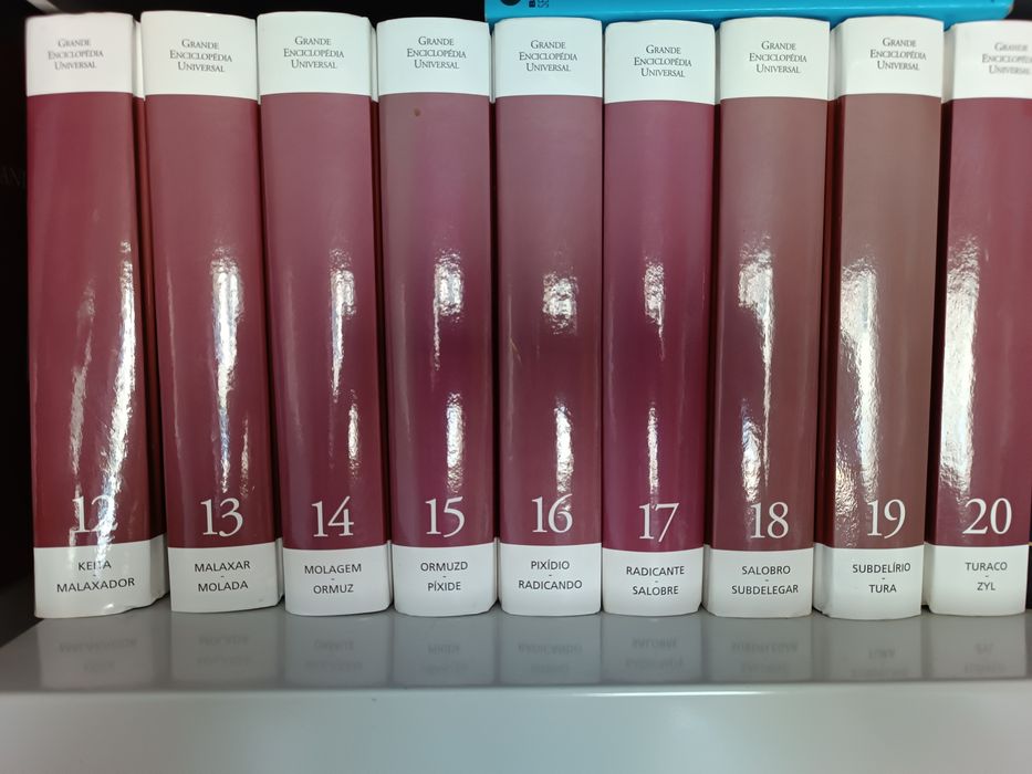 Grande Enciclopédia Universal com 20 volumes