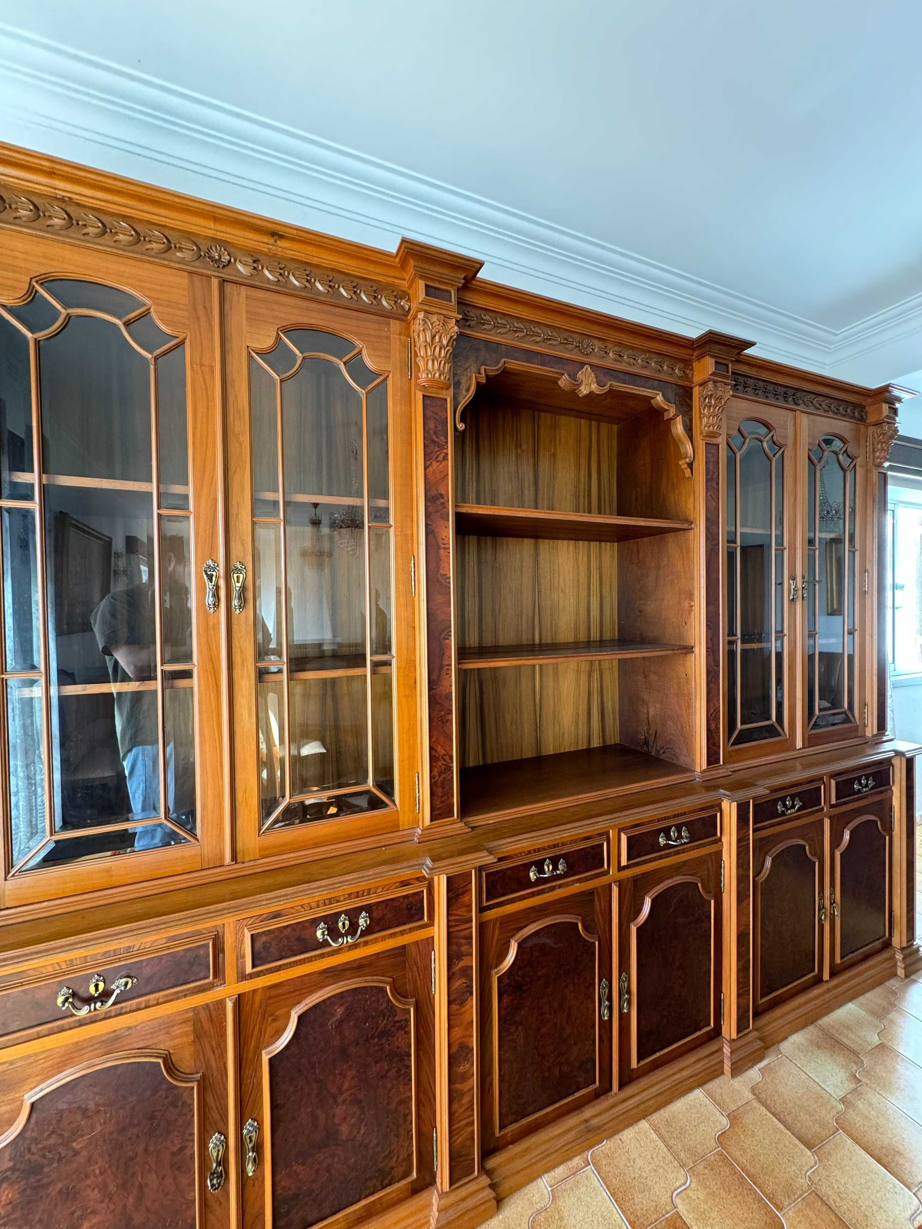 Móvel de Sala em Nogueira – Elegante e em Ótimo Estado
