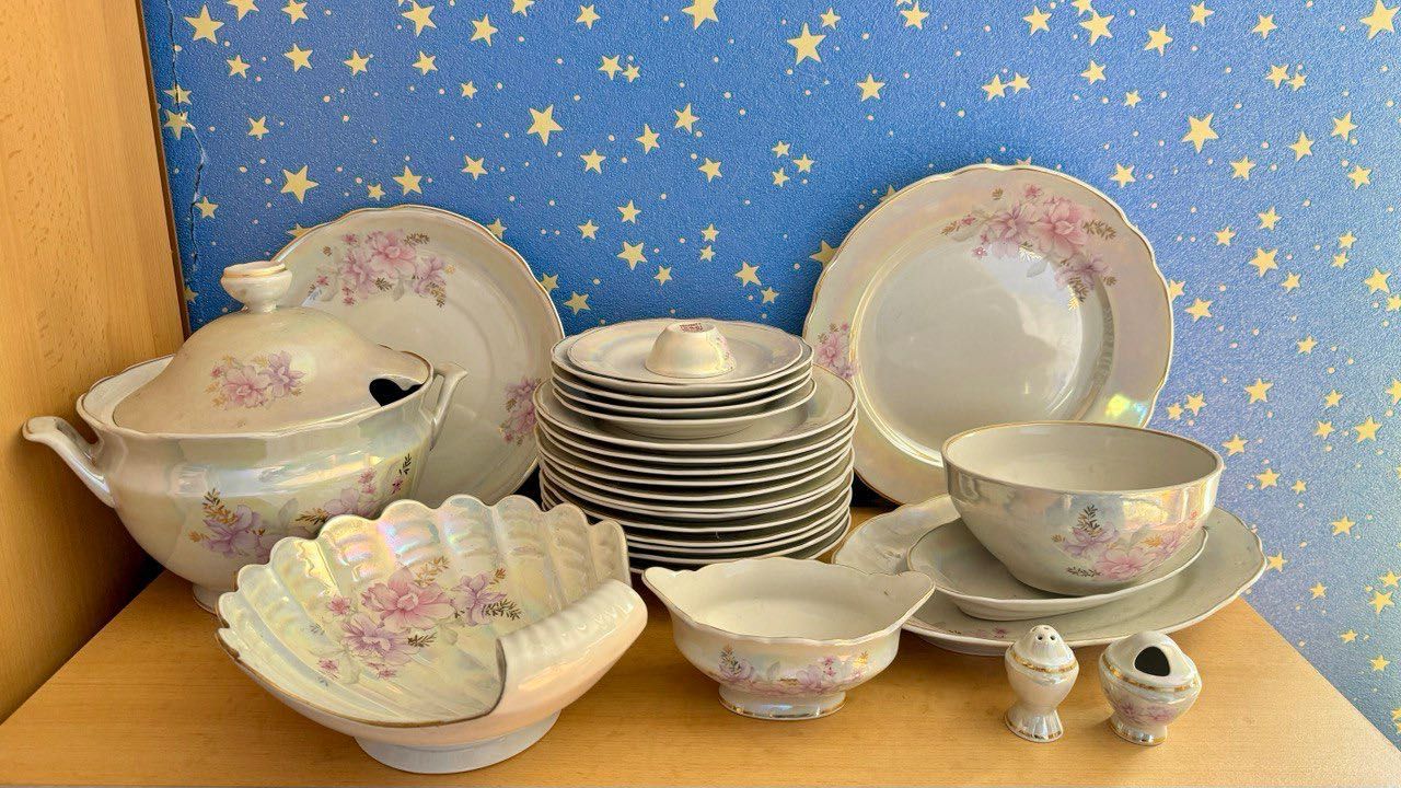 Продам фарфоровий сервіз на 6 персон.