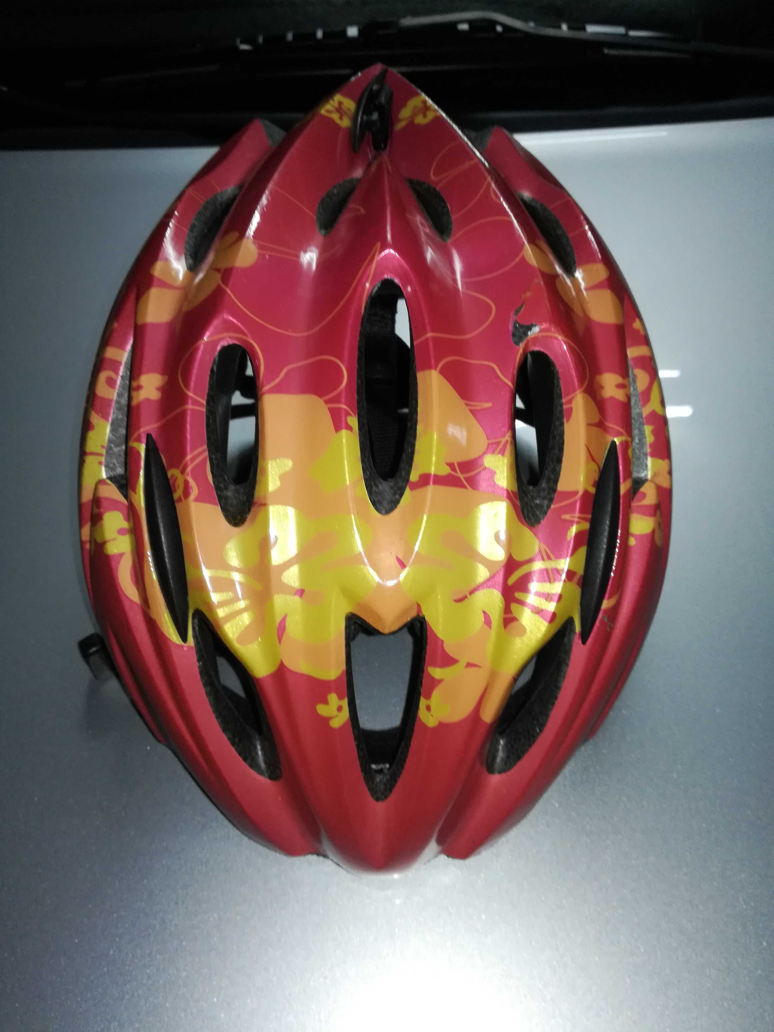 Dois capacetes de bicicleta