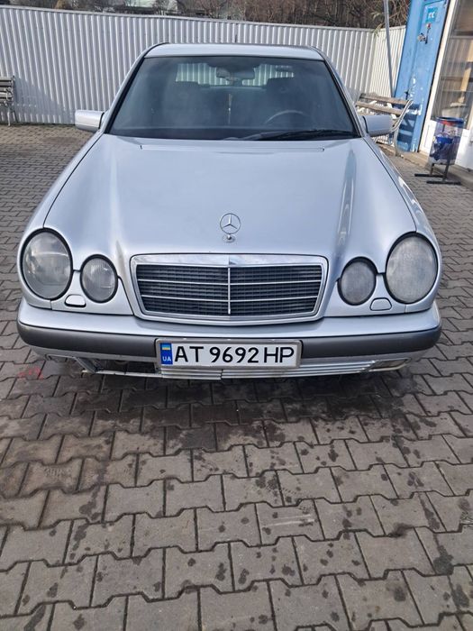 Автомобіль Mersedes Benz