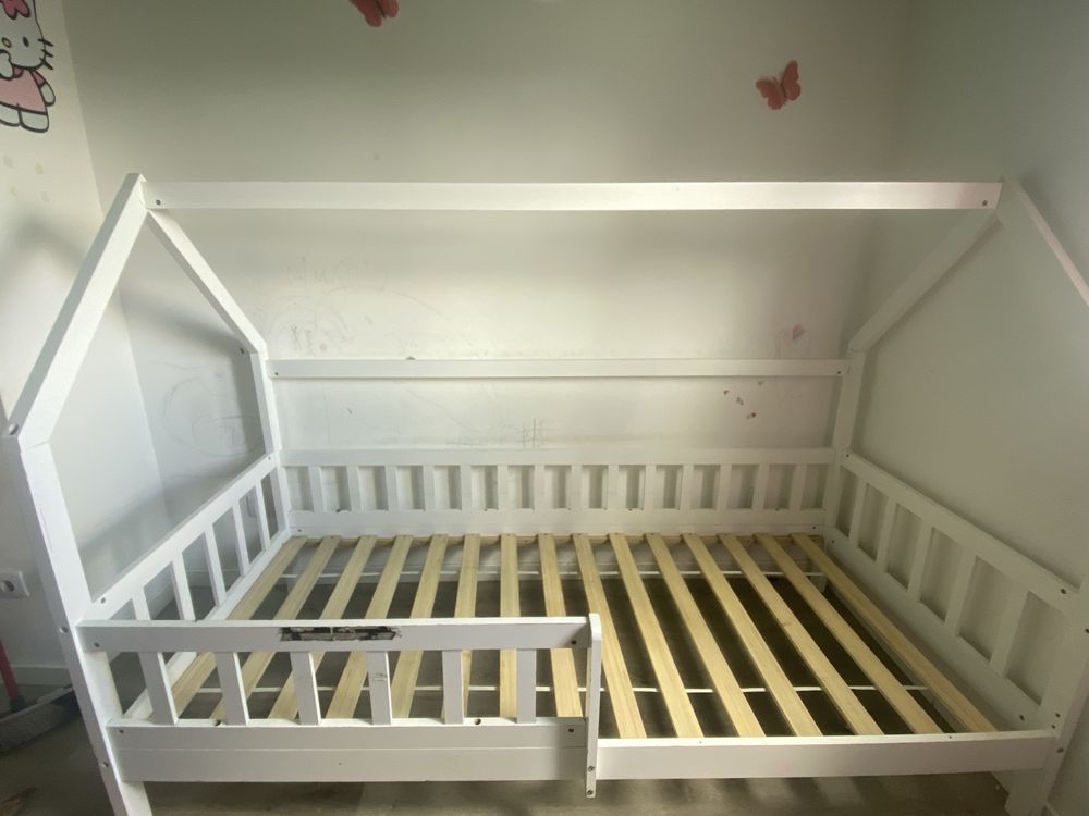 Vendo cama em forma de casa mais gaveta