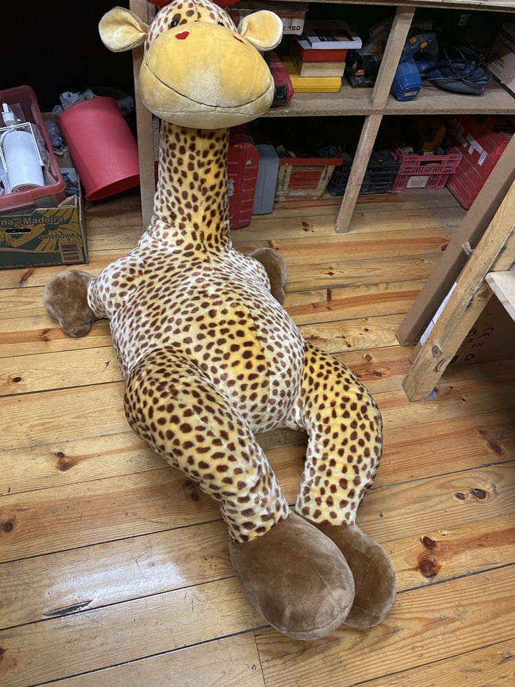 Girafa gigante de peluche