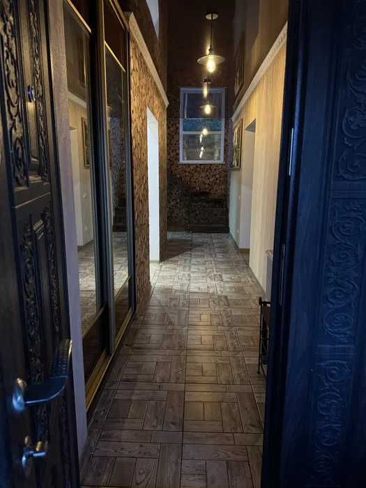 просторий будинок 228 м² з цокольним поверхом та  ділянкою 23 сотки