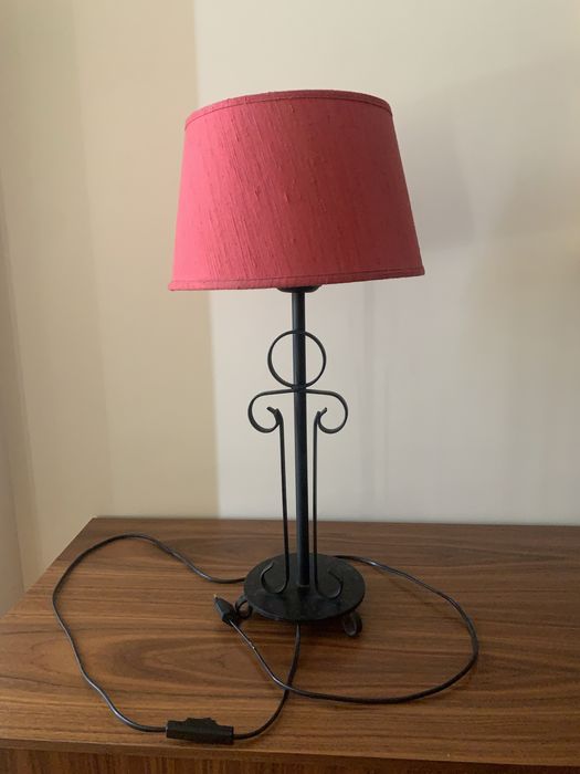 Candeeiro de mesa com abajur. Ferro forjado