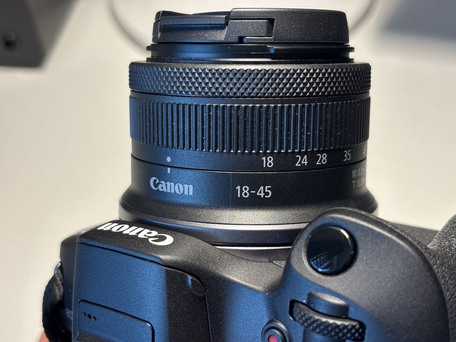 Canon EOS R100 + RF-S 18-45mm IS STM, 24.2 Mpix,4K zestaw bezlusterowy