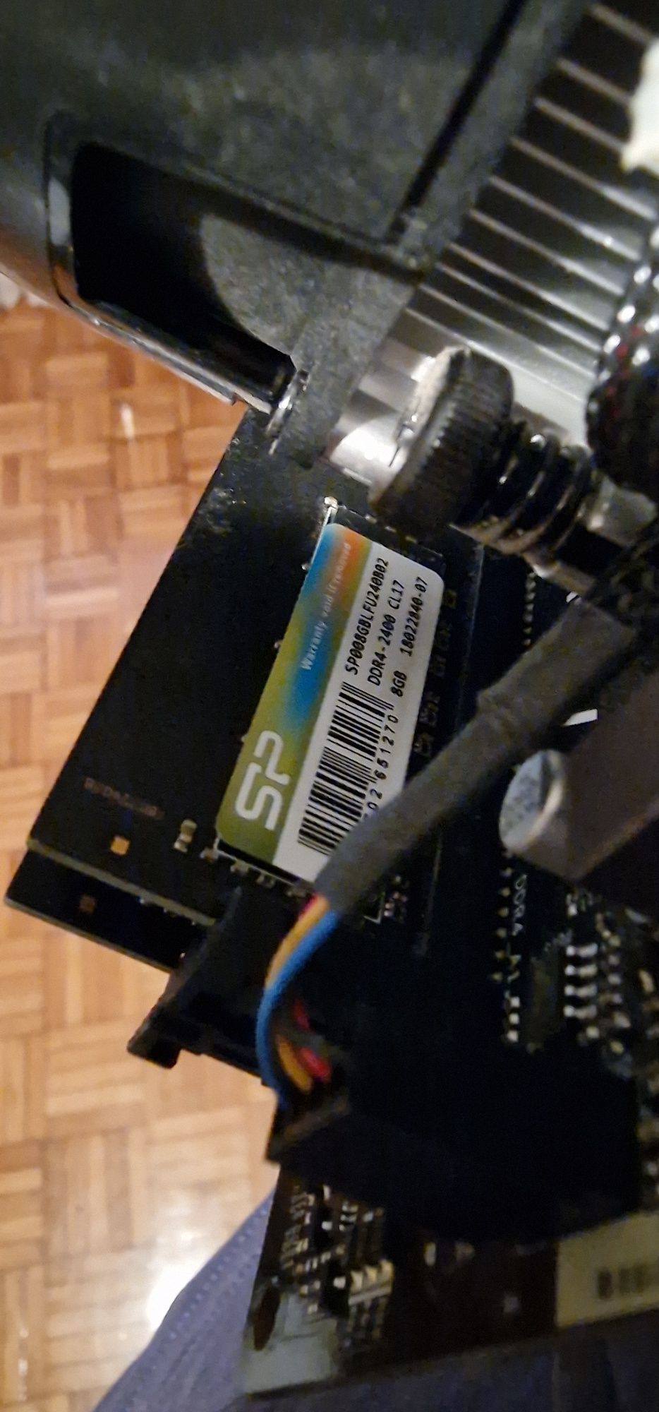 Motherboard + AMD Ryzen 2400g + 16G DDR4 2400Mhz + SSD M2 256GB WD