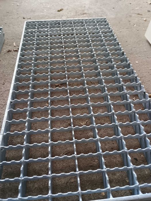 Stopnie stalowe antypoślizgowe ocynkowane