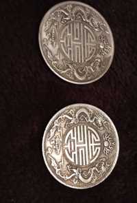 Duas moedas chinesas.