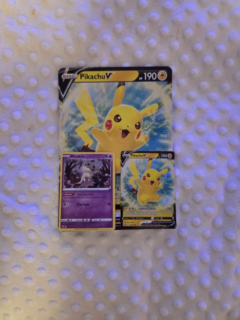 Zestaw karty Pokémon Pikachu V + Mimikyu – 3 karty Holo/Promo