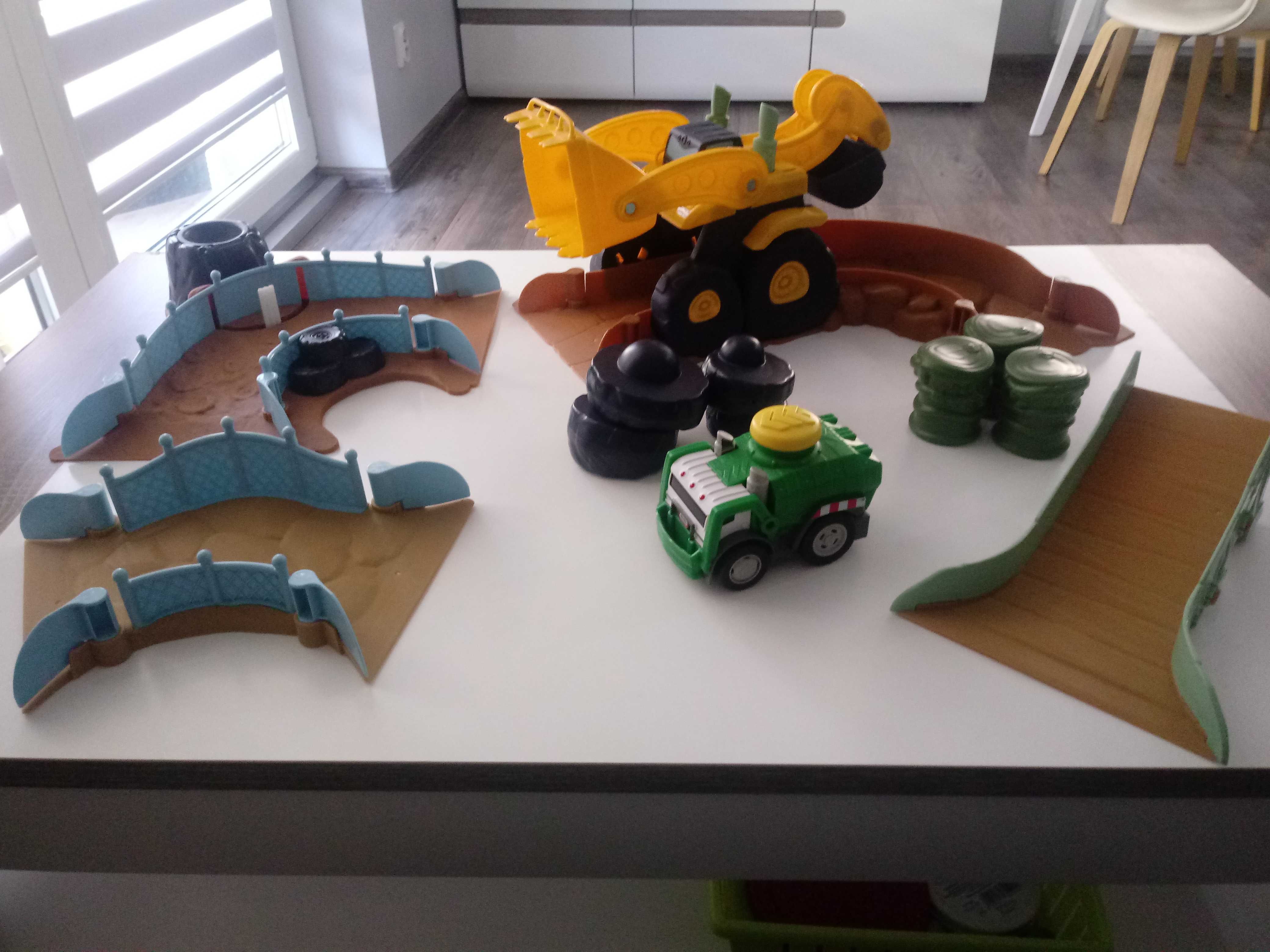 Little Tikes Arena do Wyścigów + autko śmieciarka Slammin Racers