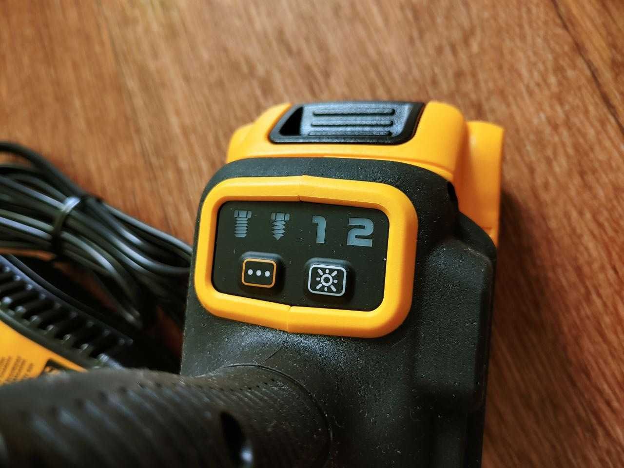 Аккумуляторный гайковерт Dewalt DCF921 4 Ач 20V