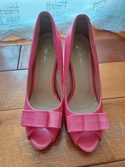 Відкриті яскраво рожеві туфельки