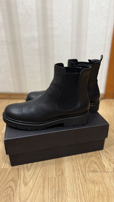 Шкіряні чоботи.