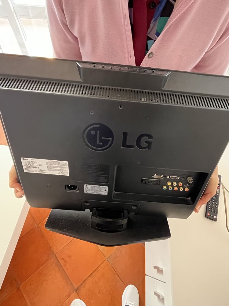 Dois monitores iguais, LG usado, preto