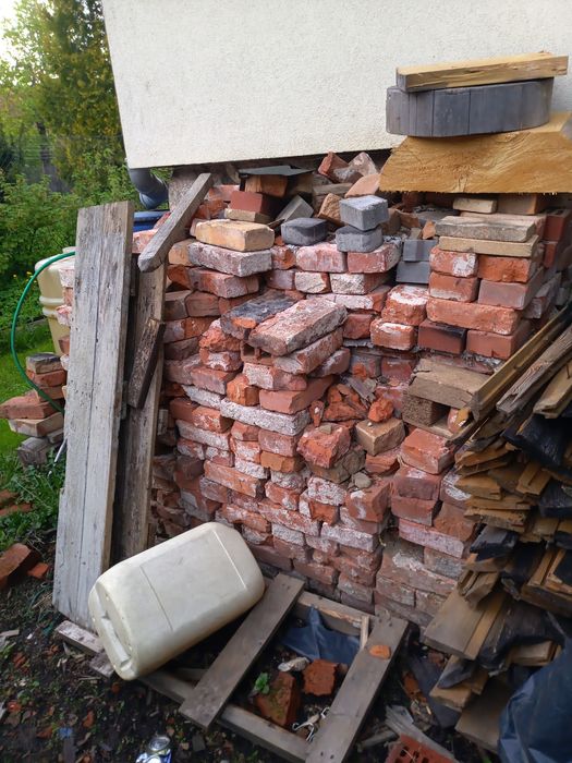 Stara cegła z rozbiórki