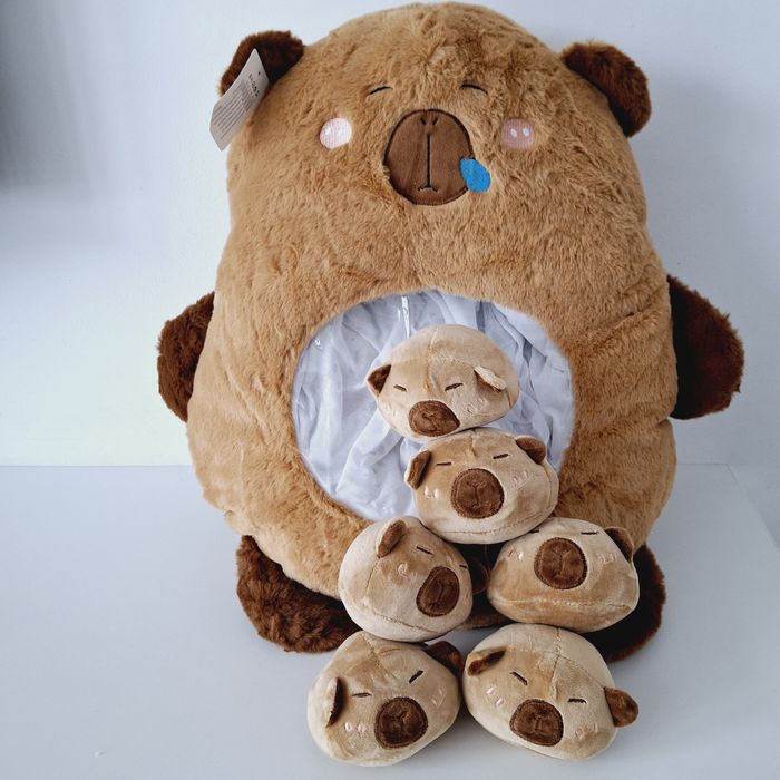 Maskotka kapibara z małymi