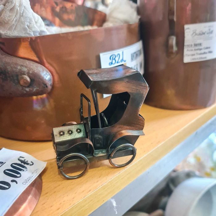 Mini Escultura Artesanal Cobre – Carro Vintage Decorativo (37 g)