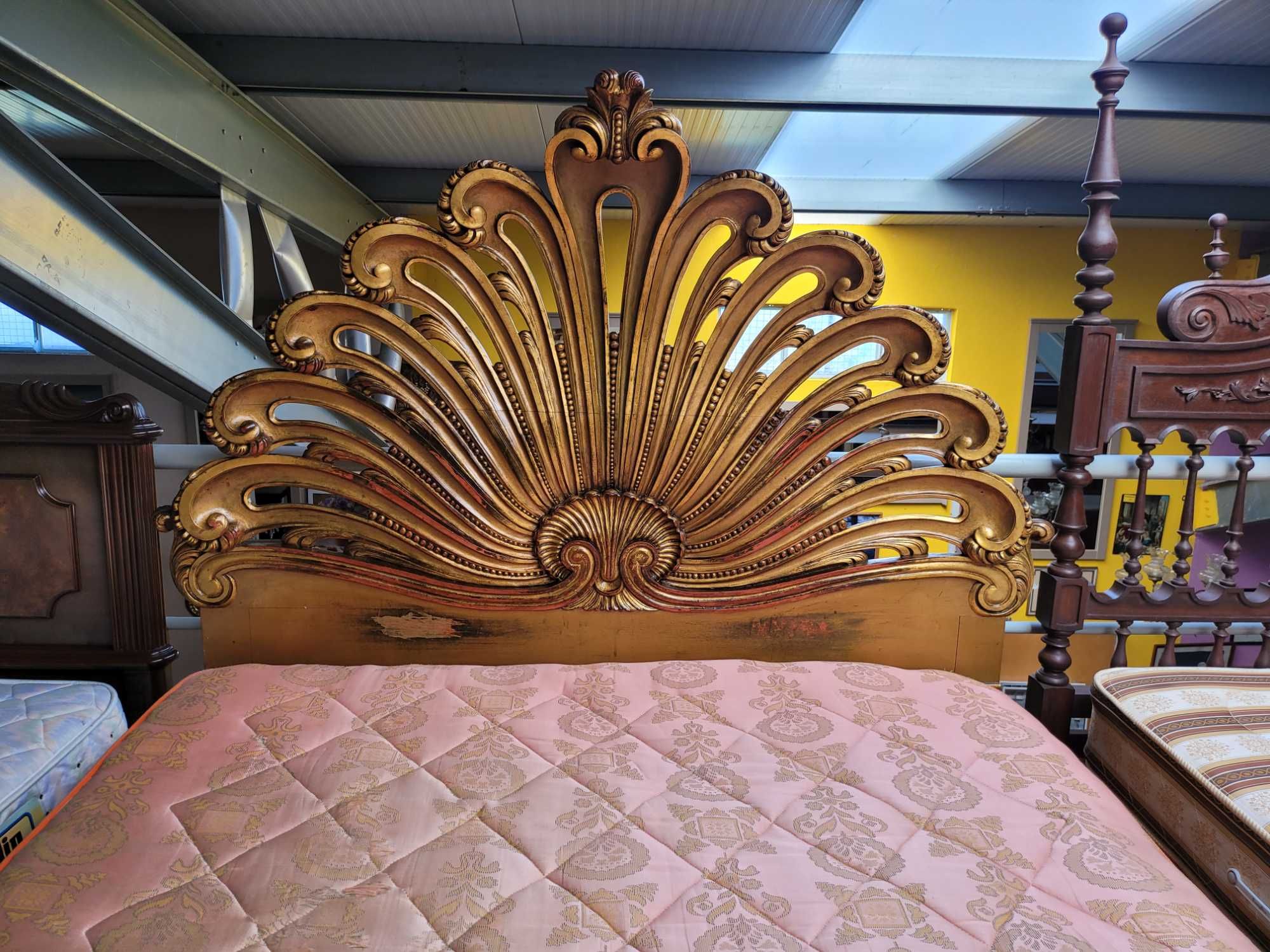 Cama antiga em madeira maciça pintada com folha de ouro com estrado