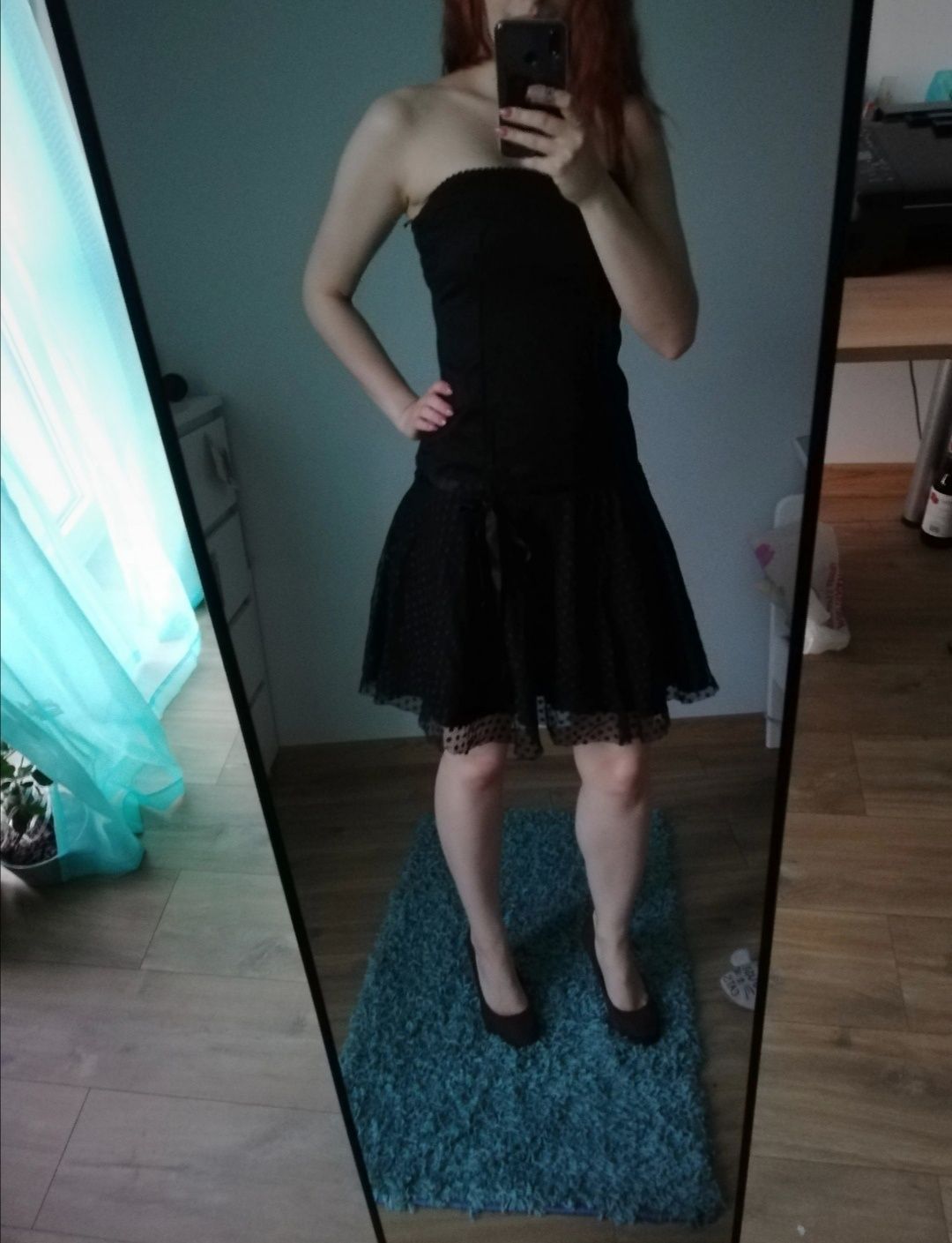 Czarna sukienka bez ramiączek