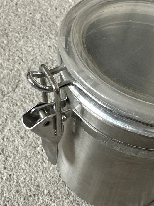 Pudelka metalowe pojemniki kuchenne do przechowywania sypkich rzeczy