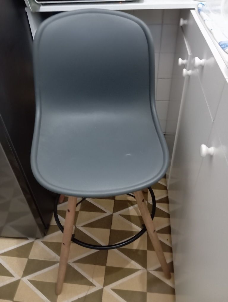 Cadeira alta cinzenta