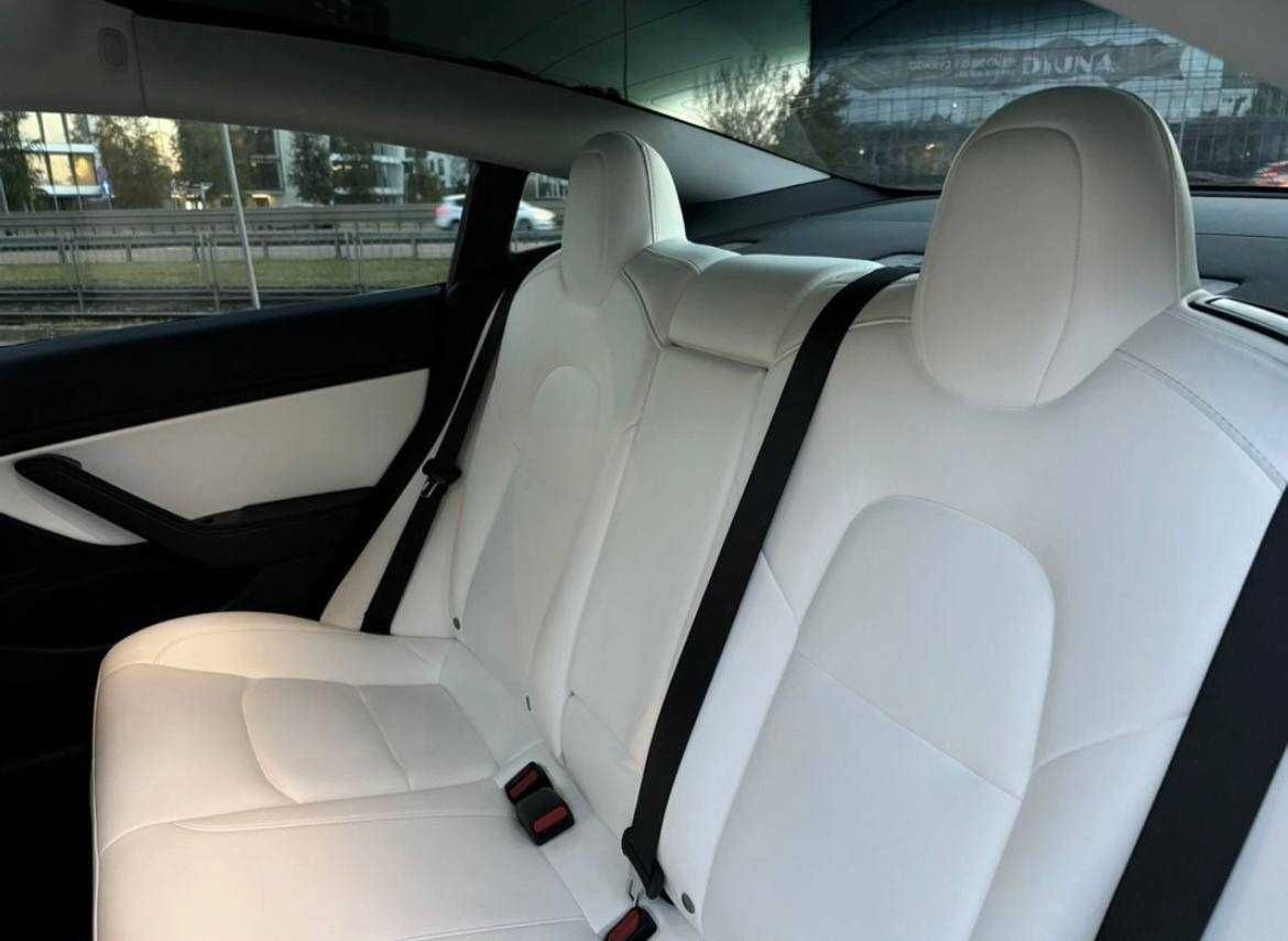 У продажі Tesla model 3 2019
