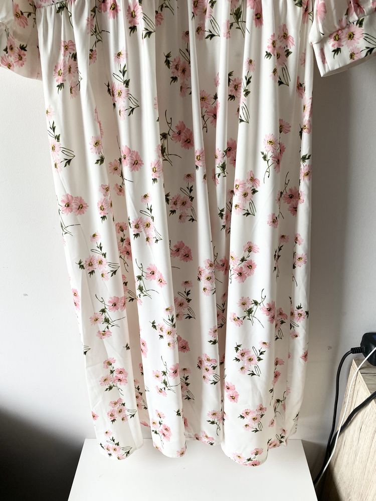 Pastelowa sukienka kwiaty midi
