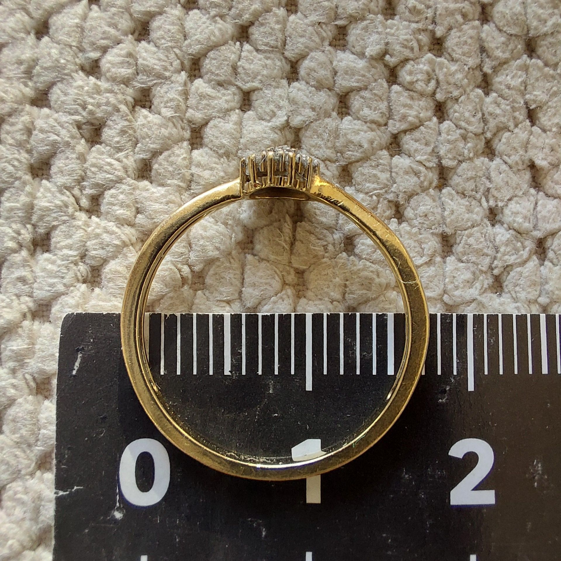Złoty pierścionek Apart 375 9k z 19 diamentami certyfikat r.11 16mm