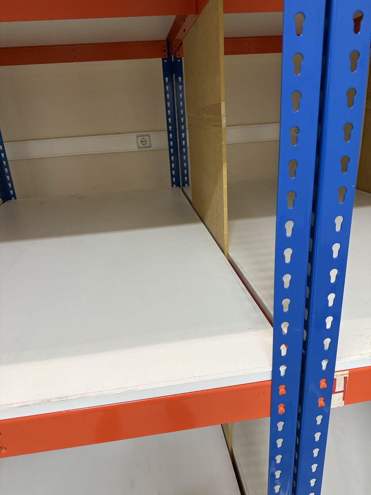 Estante com estrutura metalica