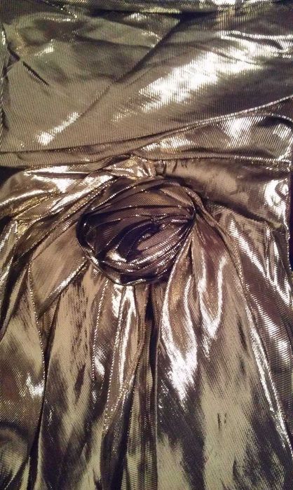 Французське плаття золотого кольору.