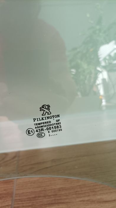 Скло скло заднє ліве peugeot 208