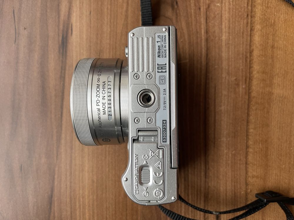 Aparat bezlusterkowiec z obiektywem Nikon 1 J5