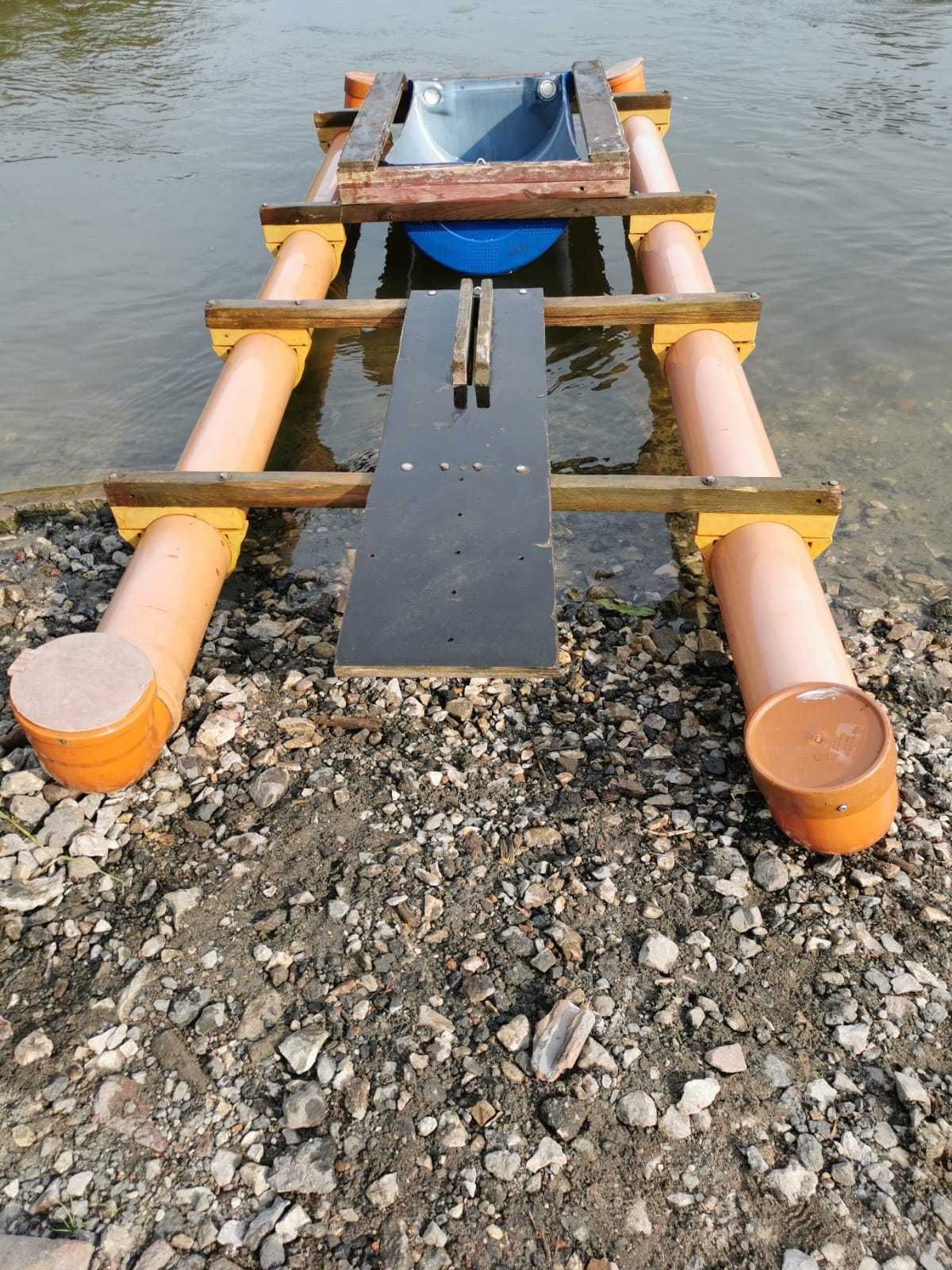 Tratwa pływadło ma rurach